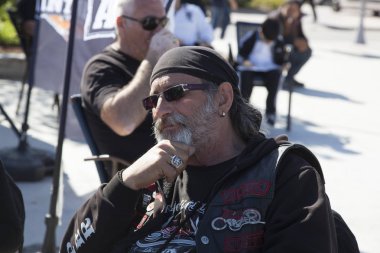 Harley Davidson 'a binerken mutlu sürücü