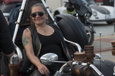 Harley Davidson 'a binerken mutlu sürücü