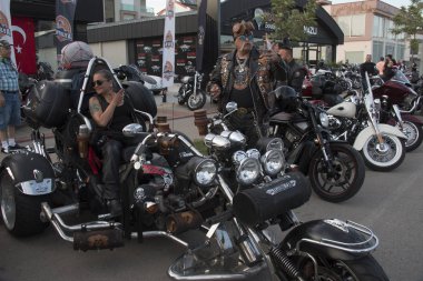 Harley Davidson 'a binerken mutlu sürücü