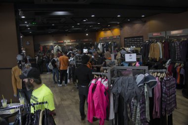 Harley Davidson 'a binerken mutlu sürücü