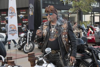 Harley Davidson 'a binerken mutlu sürücü