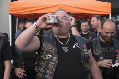 Harley Davidson 'a binerken mutlu sürücü