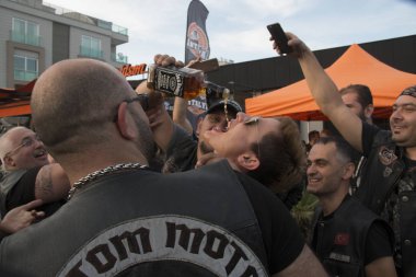 Harley Davidson 'a binerken mutlu sürücü