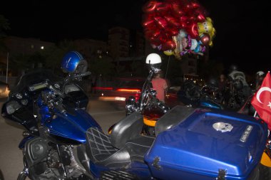 Harley Davidson 'a binerken mutlu sürücü