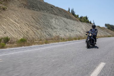 Harley Davidson 'a binerken mutlu sürücü