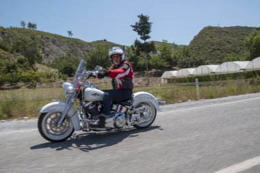 Harley Davidson 'a binerken mutlu sürücü