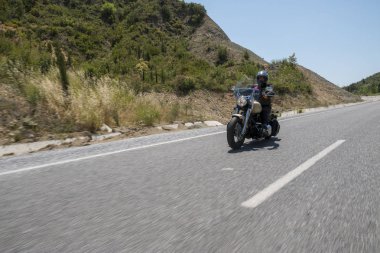 Harley Davidson 'a binerken mutlu sürücü