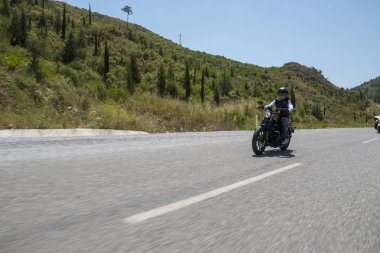 Harley Davidson 'a binerken mutlu sürücü