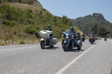Harley Davidson 'a binerken mutlu sürücü