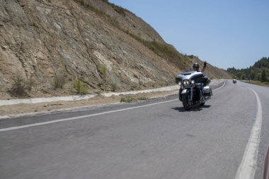 Harley Davidson 'a binerken mutlu sürücü