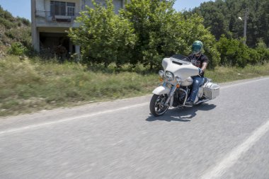 Harley Davidson 'a binerken mutlu sürücü