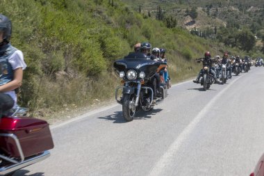 Harley Davidson 'a binerken mutlu sürücü