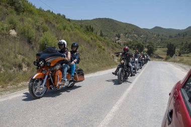 Harley Davidson 'a binerken mutlu sürücü