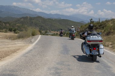 Harley Davidson 'a binerken mutlu sürücü