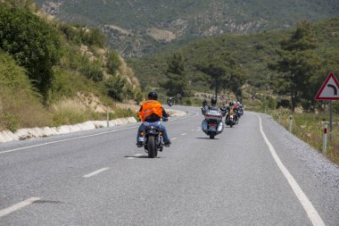 Harley Davidson 'a binerken mutlu sürücü