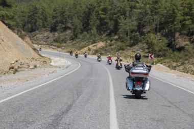 Harley Davidson 'a binerken mutlu sürücü