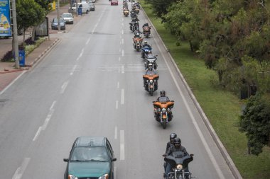 Harley Davidson 'a binerken mutlu sürücü