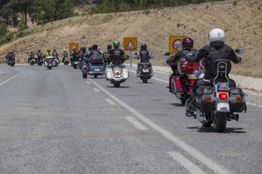 Harley Davidson 'a binerken mutlu sürücü