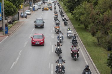Harley Davidson 'a binerken mutlu sürücü