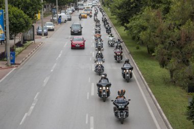 Harley Davidson 'a binerken mutlu sürücü