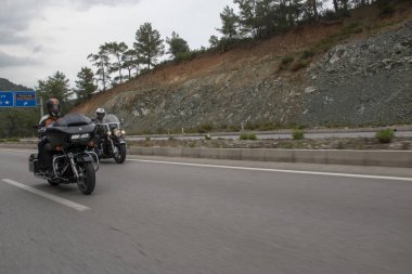 Harley Davidson 'a binerken mutlu sürücü