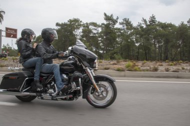 Harley Davidson 'a binerken mutlu sürücü
