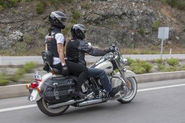 Harley Davidson 'a binerken mutlu sürücü