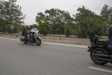 Harley Davidson 'a binerken mutlu sürücü