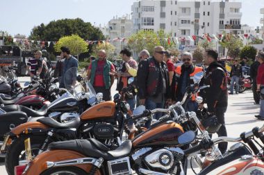 Harley Davidson 'a binerken mutlu sürücü