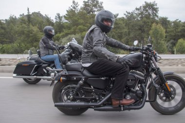 Harley Davidson 'a binerken mutlu sürücü