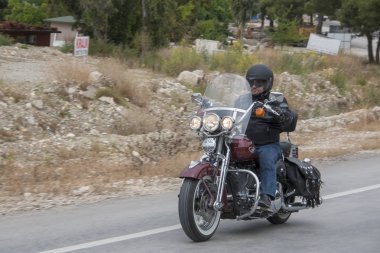 Harley Davidson 'a binerken mutlu sürücü