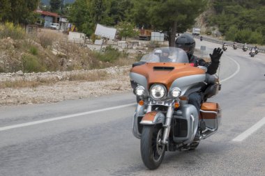 Harley Davidson 'a binerken mutlu sürücü