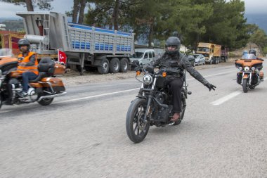 Harley Davidson 'a binerken mutlu sürücü