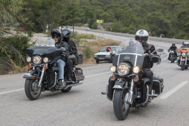 Harley Davidson 'a binerken mutlu sürücü