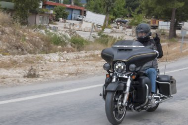 Harley Davidson 'a binerken mutlu sürücü