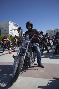 Harley Davidson 'a binerken mutlu sürücü