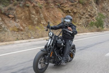 Harley Davidson 'a binerken mutlu sürücü