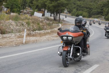 Harley Davidson 'a binerken mutlu sürücü