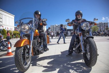 Harley Davidson 'a binerken mutlu sürücü