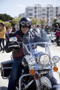 Harley Davidson 'a binerken mutlu sürücü