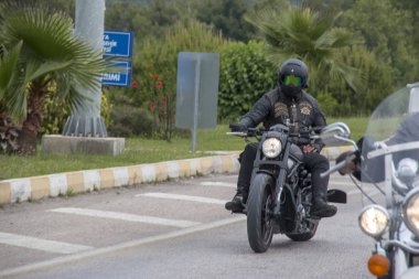 Harley Davidson 'a binerken mutlu sürücü