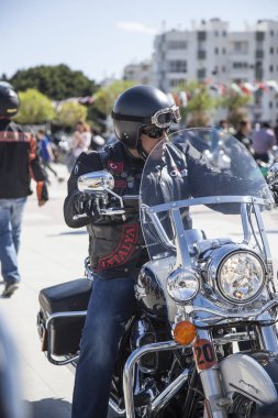 Harley Davidson 'a binerken mutlu sürücü