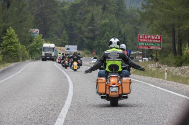 Harley Davidson 'a binerken mutlu sürücü