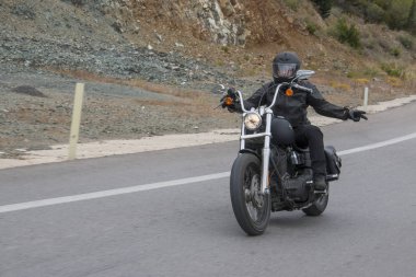 Harley Davidson 'a binerken mutlu sürücü