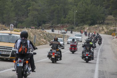 Harley Davidson 'a binerken mutlu sürücü