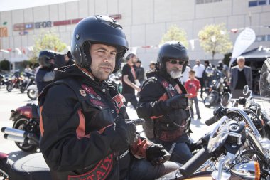 Harley Davidson 'a binerken mutlu sürücü