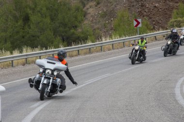Harley Davidson 'a binerken mutlu sürücü