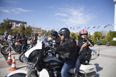 Harley Davidson 'a binerken mutlu sürücü