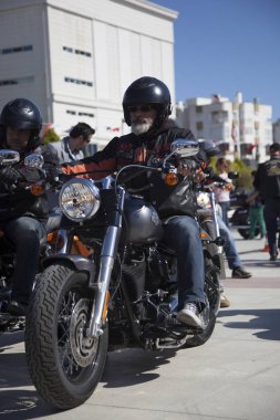 Harley Davidson 'a binerken mutlu sürücü