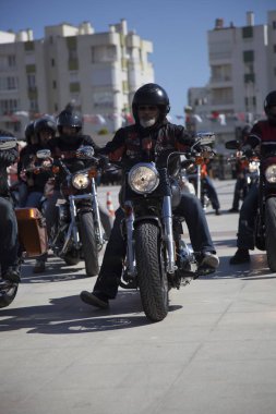 Harley Davidson 'a binerken mutlu sürücü
